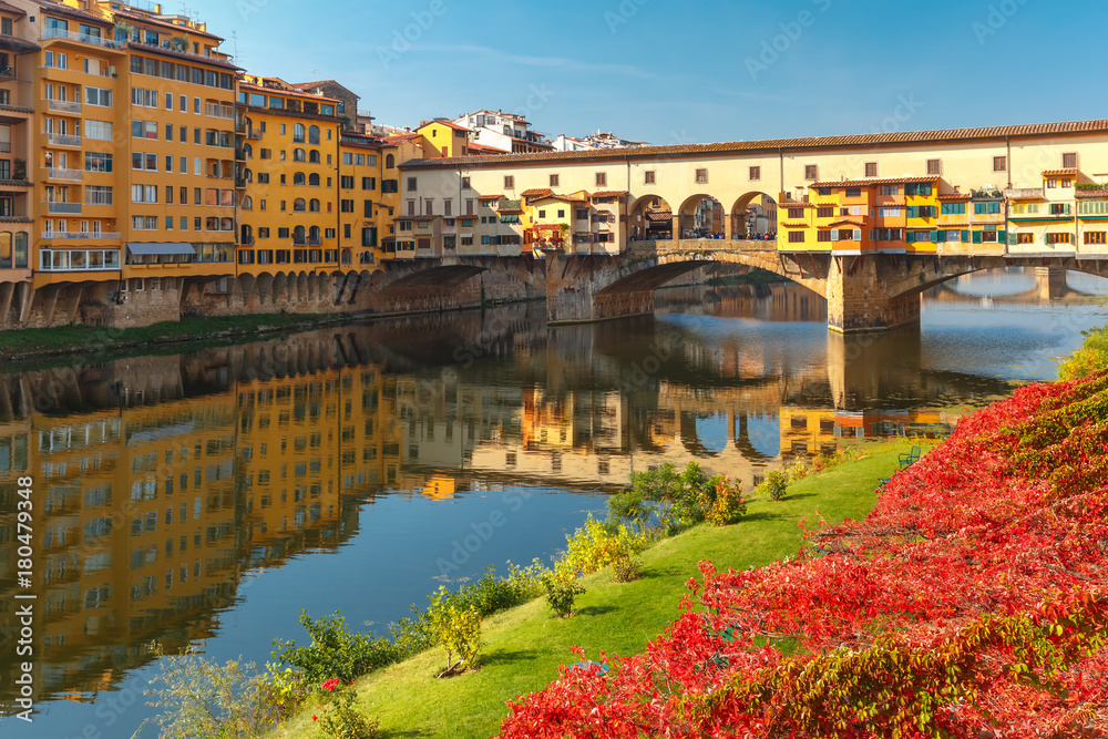 Obraz premium River Arno and famous bridge Ponte Vecchio in the sunny morning in Florence, Tuscany, Italy