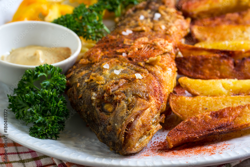 crispy fish with potatoes chips crispy fish with potatoes chips