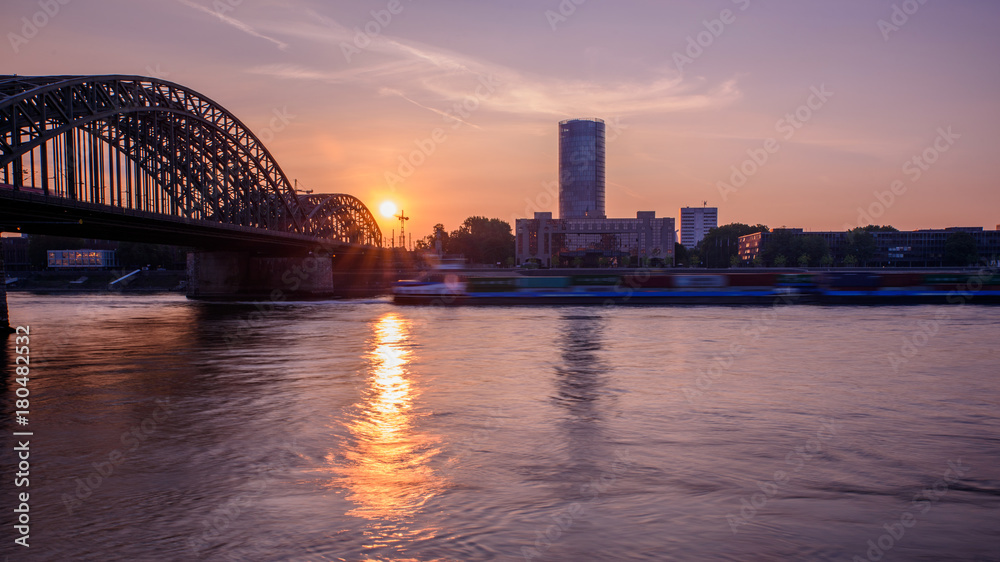 Naklejka premium Köln am Rhein bei Sonnenaufgang