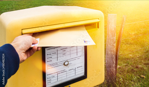 Cuadro en lienzo Brief in Briefkasten einwerfen