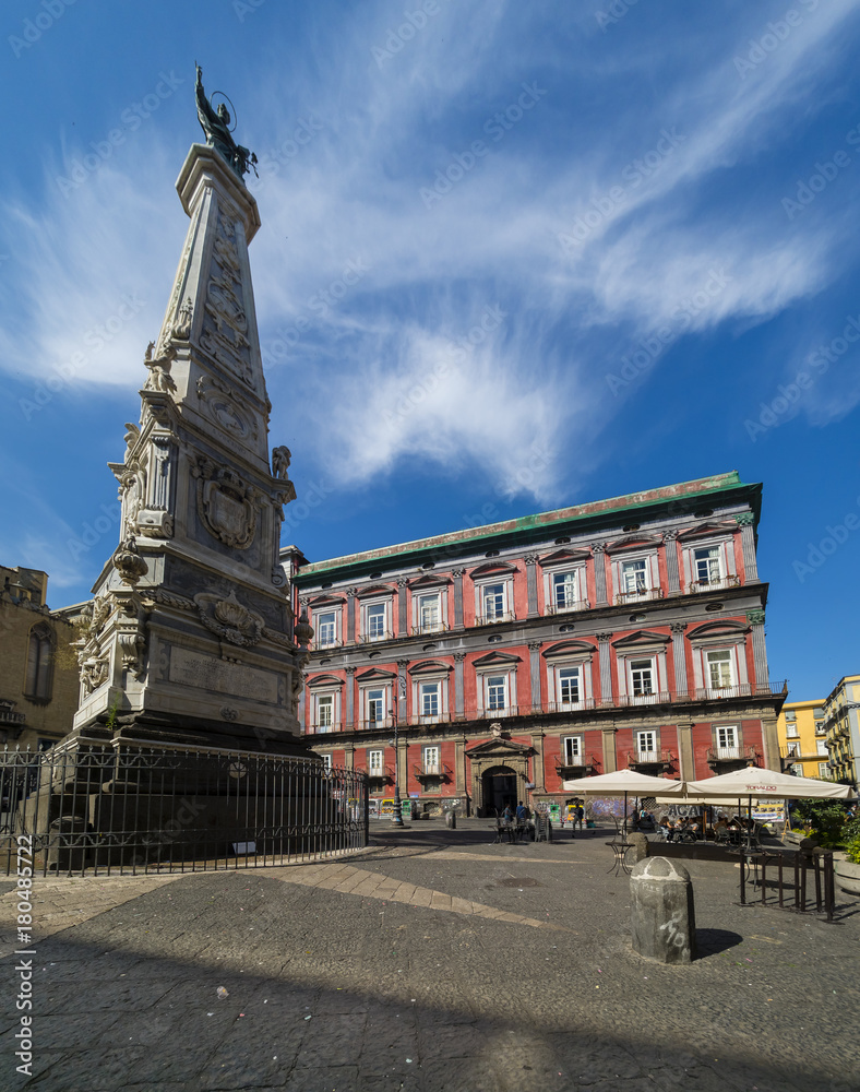 Fototapeta premium Der Obelisk - Guglia di San Domenico, Piazza San Domenico Maggiore, Neapel, Kampanien, Italien