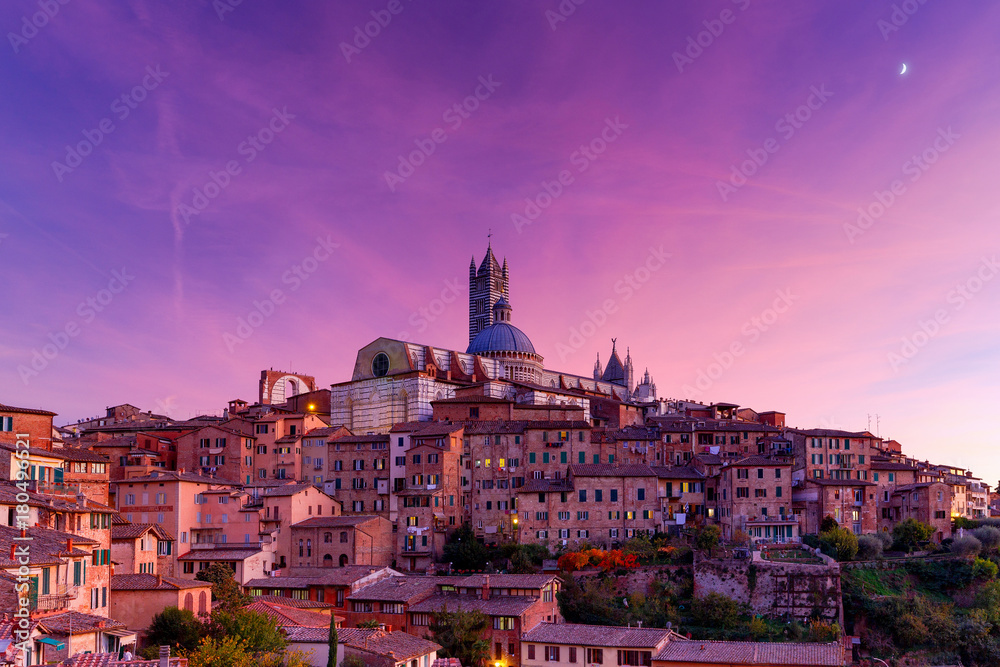 Obraz premium Siena. Cathedral at sunset.
