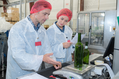 Foto Quality control operative weighing empty bottle