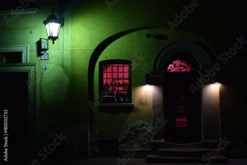 Tajemnicze mieszkanie nocą / Mysterious house at night