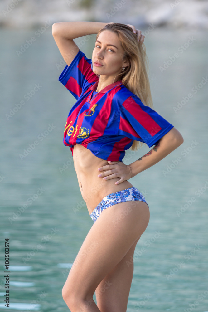 Seksowna kobieta w bikini i koszulce drużyny piłkarskiej Barcelony