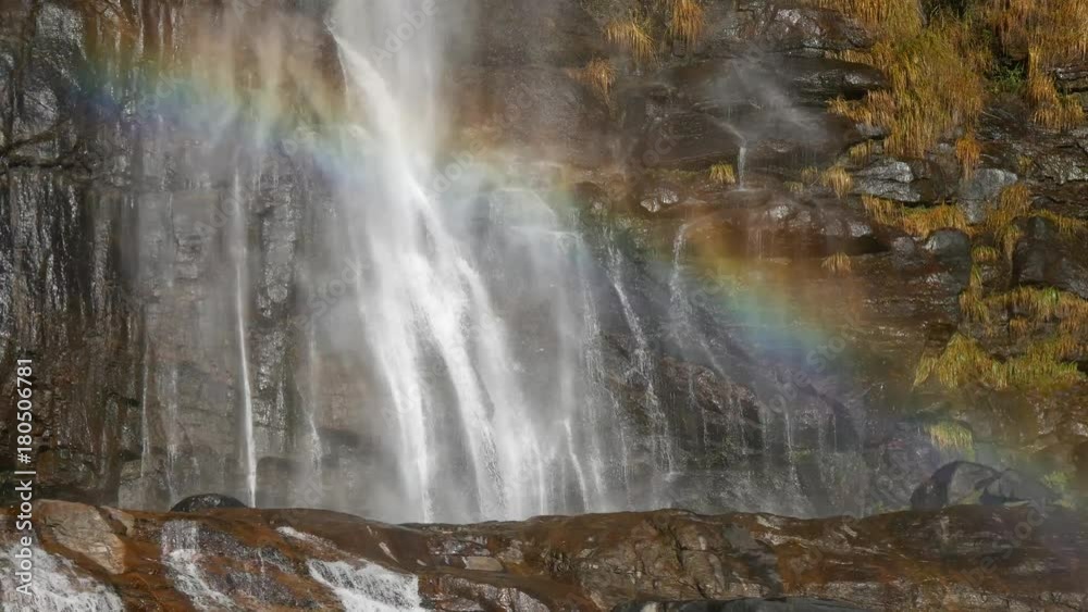 Arcobaleno fiabesco nella cascata alpina Arcobaleno fiabesco nella cascata alpina