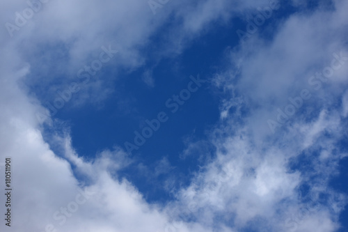 雲間に広がる青空「雲の風景」（デルタ、三角、三角州などのイメージ）