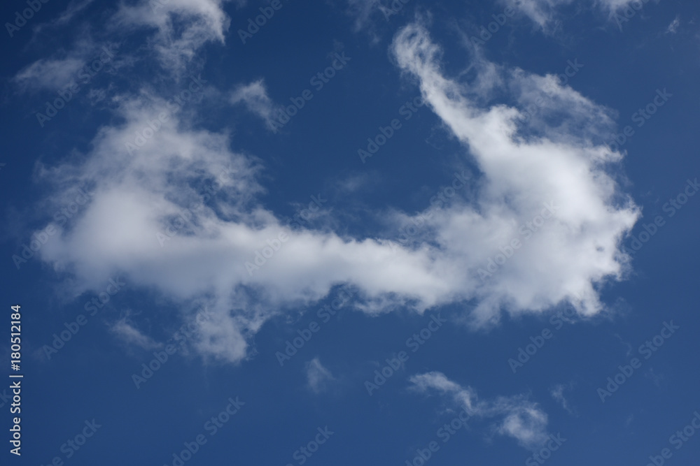 青空と雲「空想・雲のモンスター(右側に顔のイメージなど)」(首が伸びる、興味を示す、驚かすなどのイメージ) 青空と雲「空想・雲のモンスター(右側に顔のイメージなど)」(首が伸びる、興味を示す、驚かすなどのイメージ)