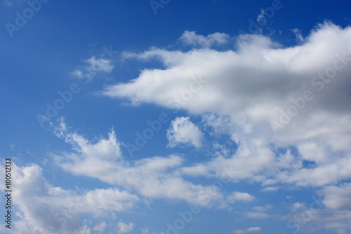 青空と雲「空想・雲のモンスターたち」（風に吹かれて、素早く移動する、困難を乗り越えるなどのイメージ）