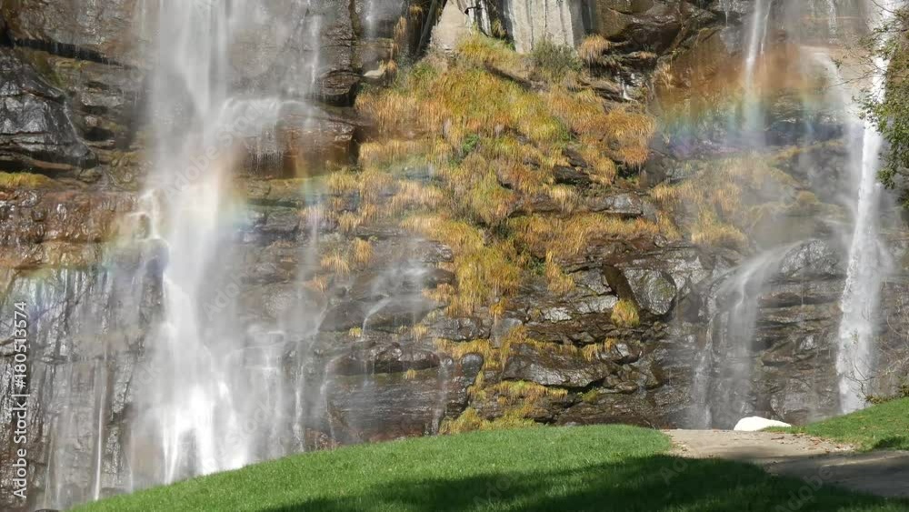 Acqua di cascata in estate con i riflessi del sole Acqua di cascata in estate con i riflessi del sole