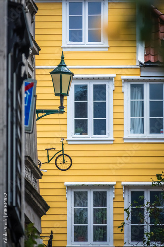 Obraz na płótnie Windows of an old yellow house in Bergen w salonie