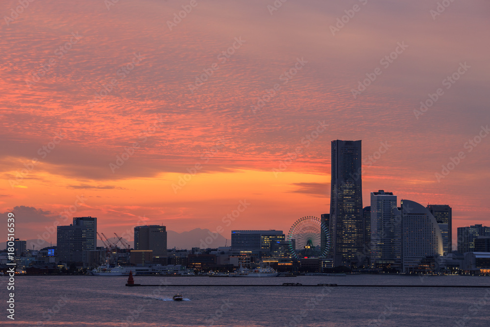 Fototapeta premium 横浜市鶴見区大黒町から夕焼けのみなとみらいと富士山