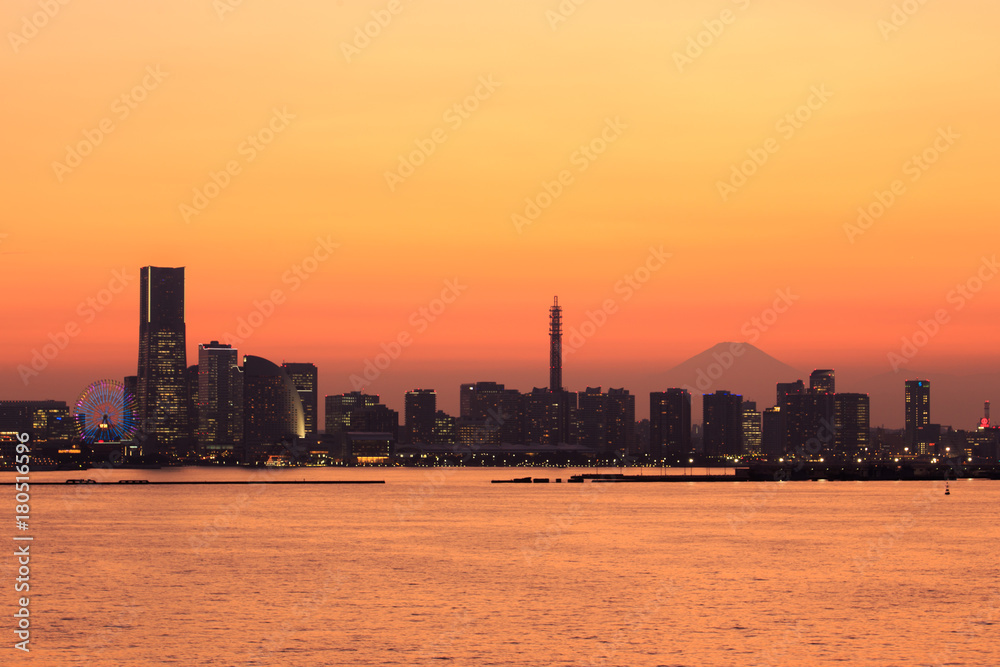 横浜市鶴見区大黒町から夕焼けのみなとみらいと富士山