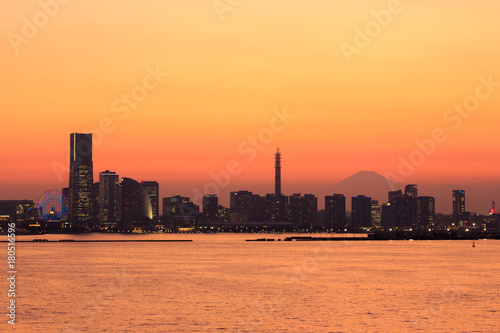 横浜市鶴見区大黒町から夕焼けのみなとみらいと富士山 © Umibozze