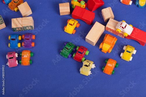 carros de brinquedo plástico e brinquedos de madeira photo
