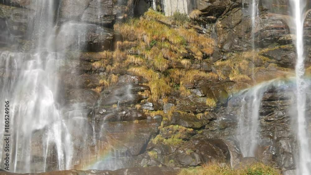 Cascate di Acqua Fraggia sulle alpi Italiane in Lombardia Cascate di Acqua Fraggia sulle alpi Italiane in Lombardia