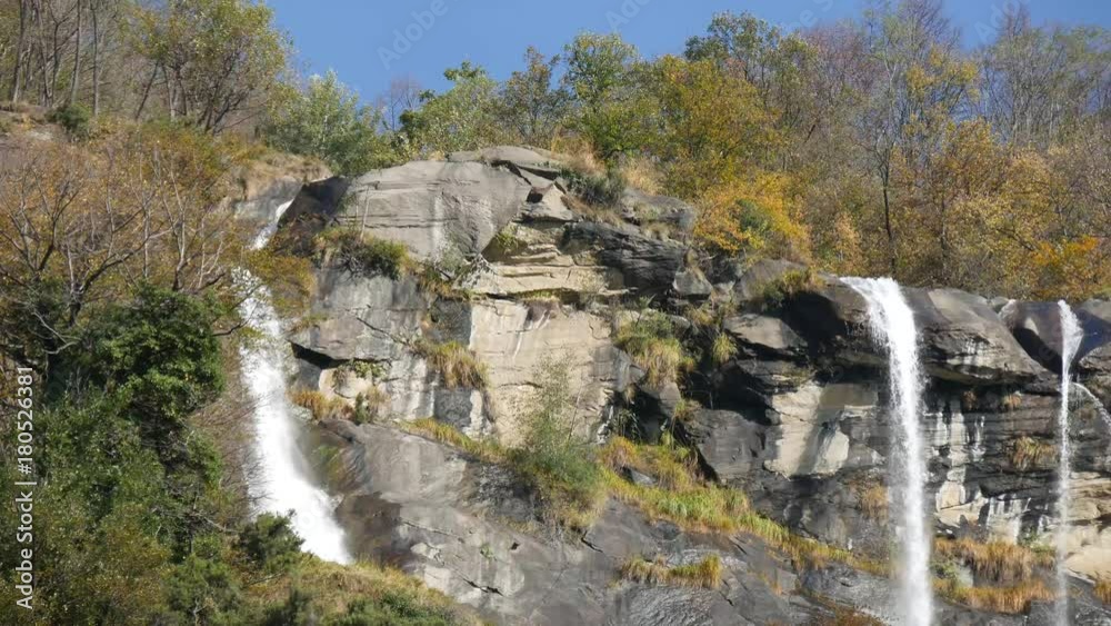 Grande cascata sulle Alpi in Lombardia