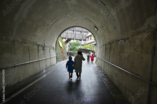 暗いトンネルを歩く人 © goro20