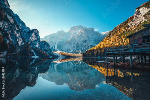 Jezioro Braies w górach Dolomity Seekofel w tle Sudtirol Włochy