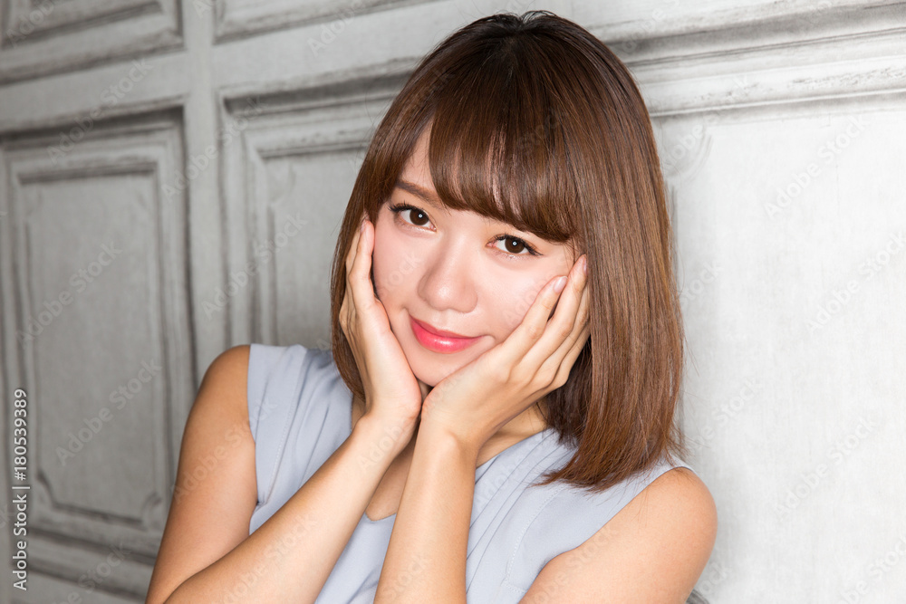 ほほえむ女性 ほほえむ女性