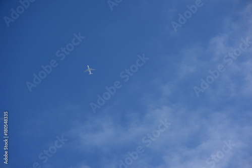 飛行機と青空と雲「雲の風景」（旅立ち、未来、夢などのイメージ）