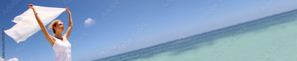 Bride on the beach with white stole - banner template web Bride on the beach with white stole - banner template web