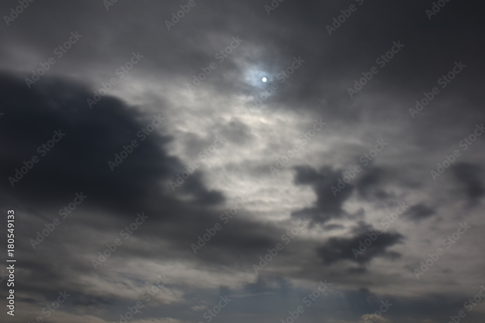 雲から透ける太陽「雲の風景」（周辺がぼけた、ピントはずれ、おぼろげななどのイメージ）