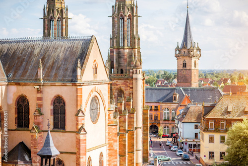 Foto Cityscape view on the old cathedral and tower in Obernai village during the sunn