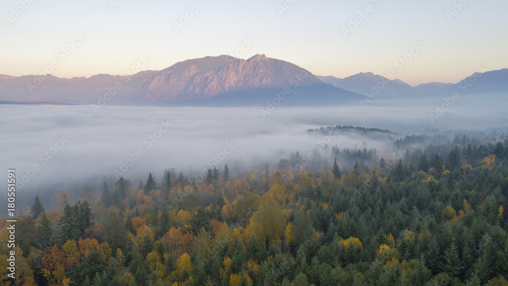 Snoqualmie Valley, Washington Autumn Pacific Northwest Forest Landscape Foggy Cloud Cover Mount Si - obrazy, fototapety, plakaty 