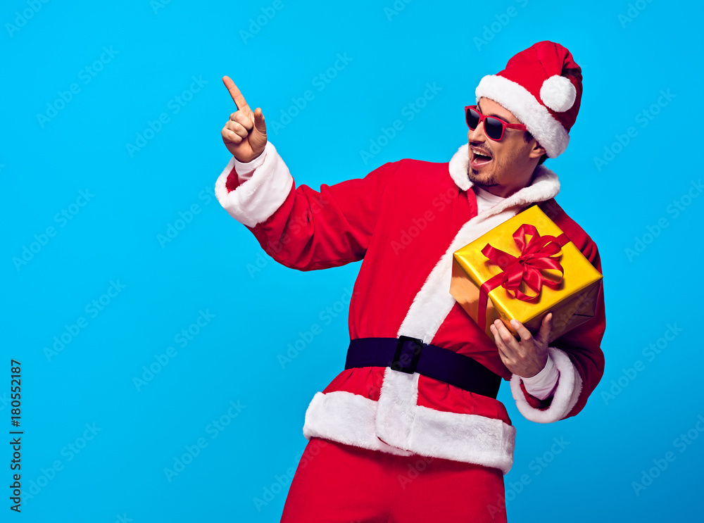 Santa Claus. Young Santa Man with Christmas Gift Boxes Presents Having Fun  Smiling. Handsome Fashion guy Happy. New Year. Emotional Sporty Santa Claus,  Sunglasses. Colorful Xmas Holiday foto de Stock | Adobe