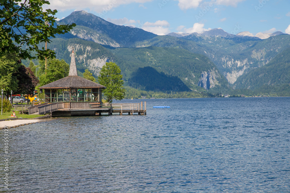 Fototapeta premium Idyllischer Bergsee am Morgen mitten in den Alpen