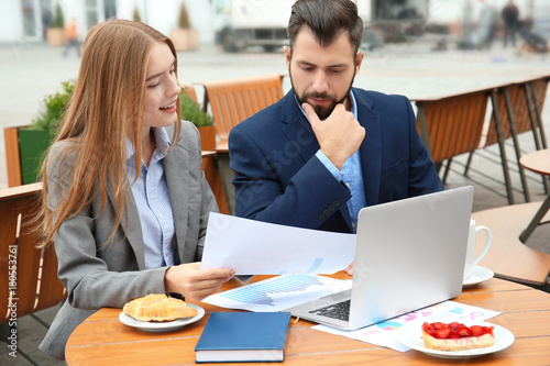 Young marketing managers wo...
