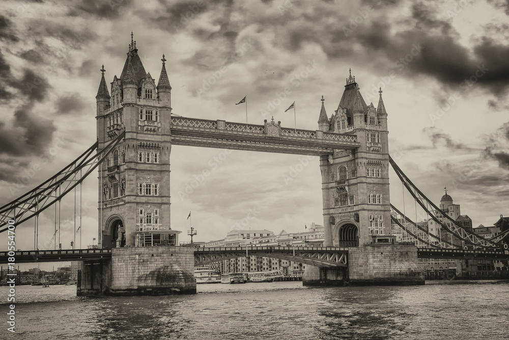 Obraz premium The Tower Bridge on a overcast day, London