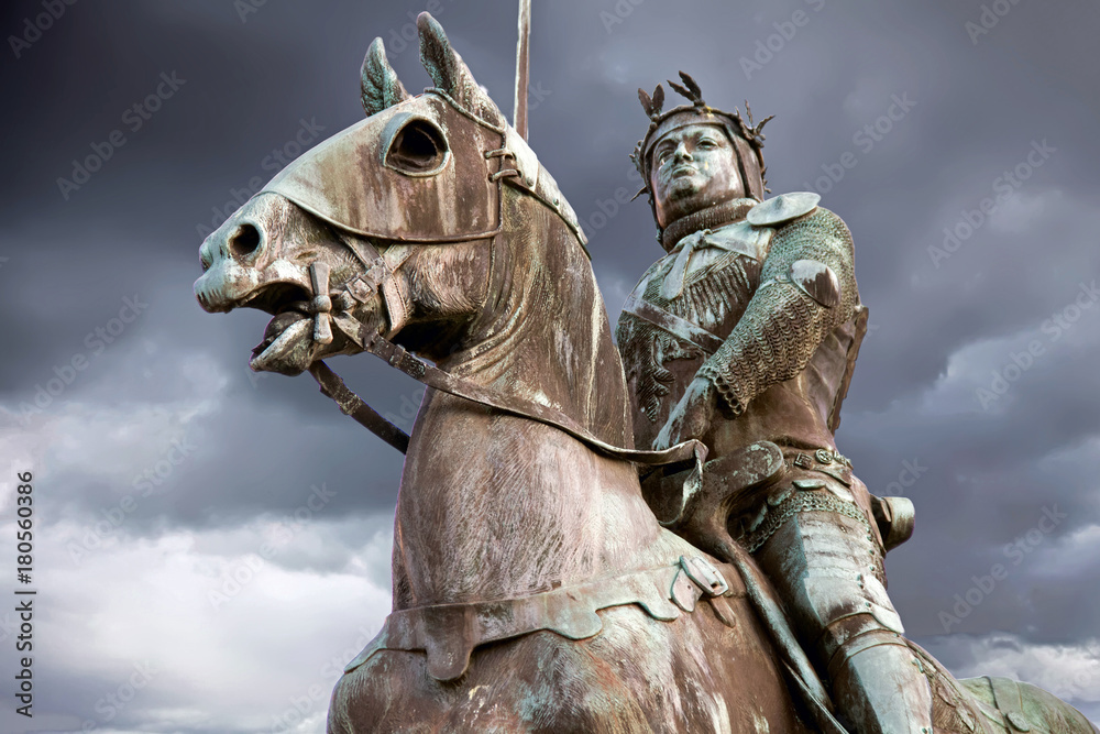 Dinan. Statue équestre de Du Guesclin sous ciel sombre. Côtes d’Armor. Bretagne
