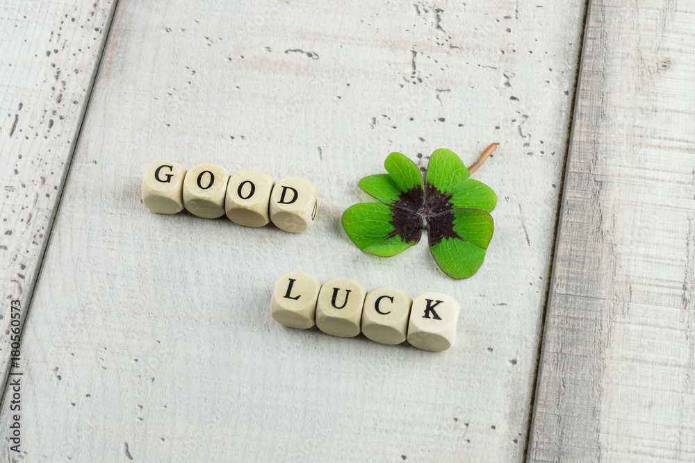 Viel Glück, in englischer Sprache, good luck, mit Buchstabenwürfeln