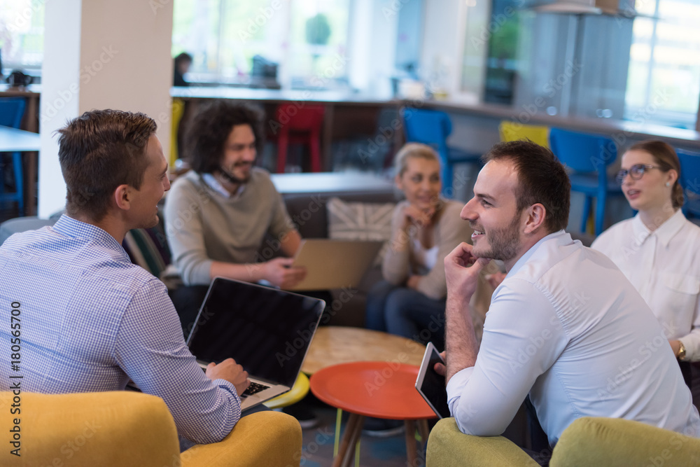 Obraz premium Startup Business Team At A Meeting at modern office building