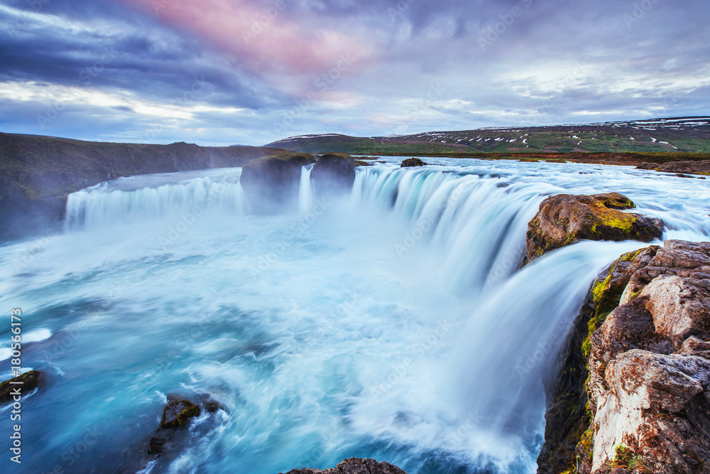 Fototapeta premium Fantastyczne widoki na wodospad Selfoss w parku narodowym Vatnajökull