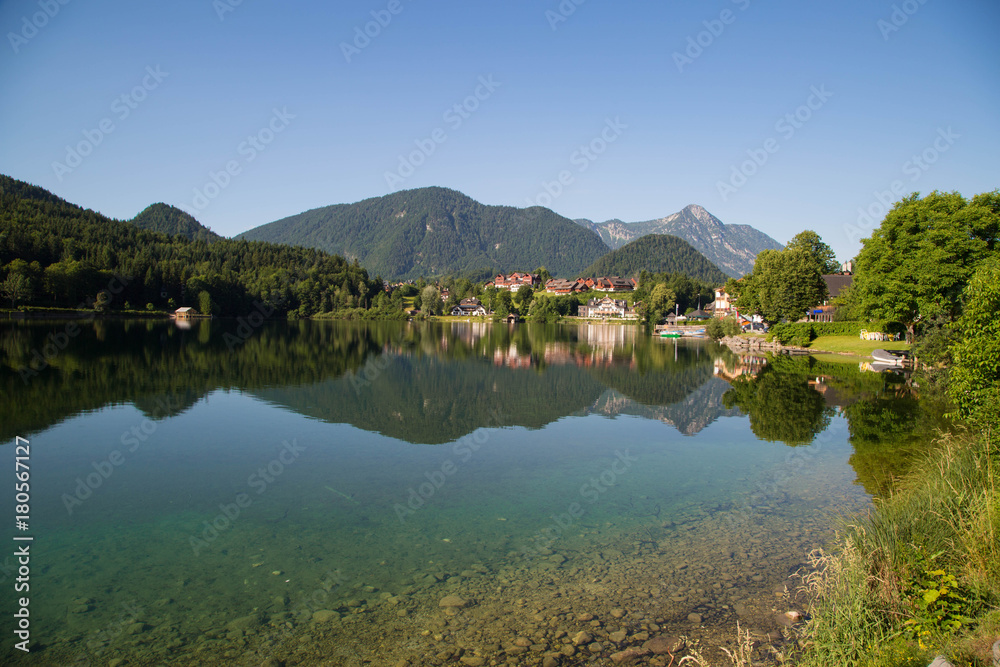 Fototapeta premium Grundlsee, einer der schönsten Alpenseen im Herzen Österreichs am Morgen