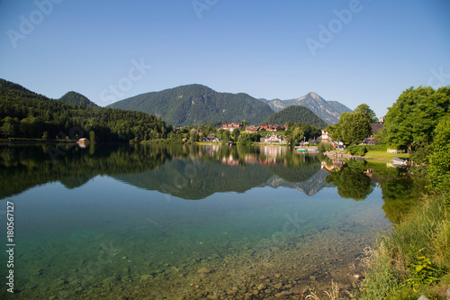 Grundlsee, einer der schönsten Alpenseen im Herzen Österreichs am Morgen photo