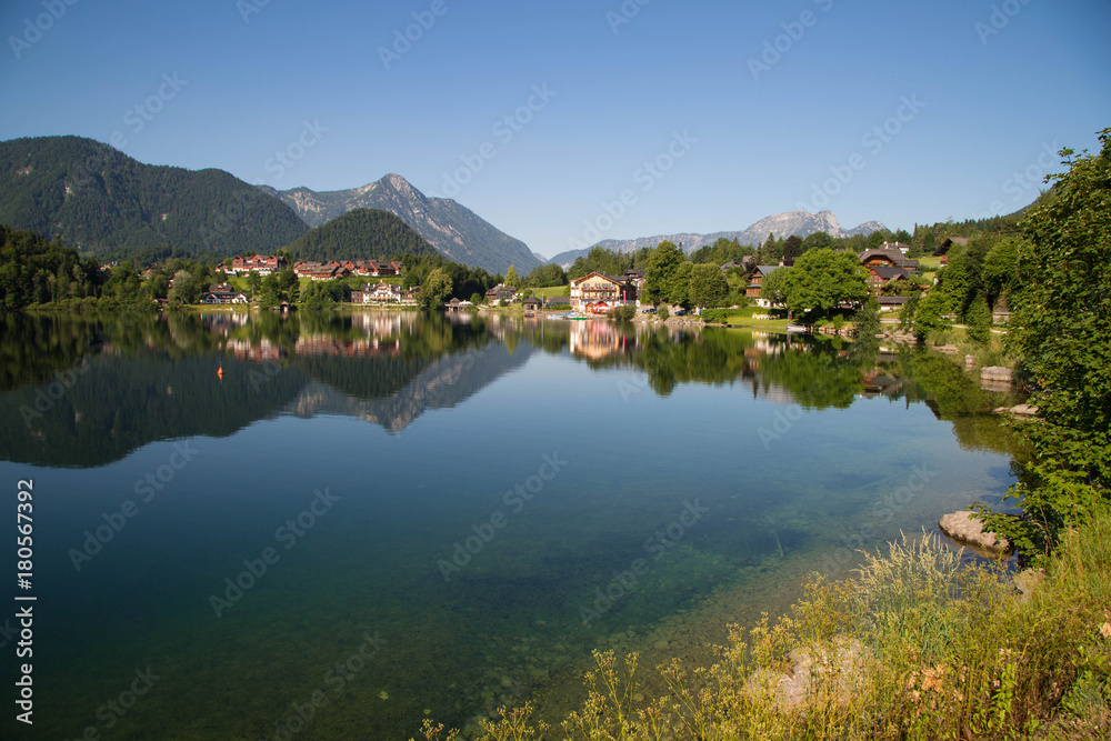 Grundlsee, einer der schönsten Alpenseen im Herzen Österreichs am Morgen Grundlsee, einer der schönsten Alpenseen im Herzen Österreichs am Morgen