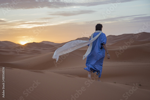 Ragazza nel deserto del Sahara, Merzouga, Marocco photo