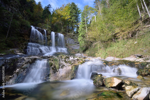 Weißbach Wasserfall in den bayerischen Alpen bei Inzell, Chiemgau, Bayern, Deutschland. Langzeitbelichtung