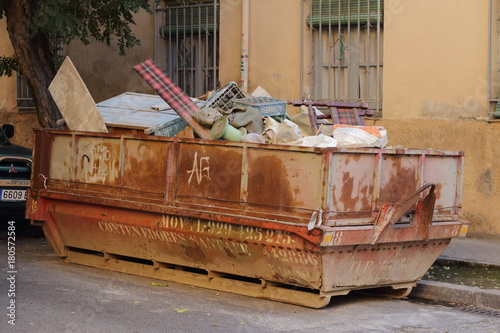 La basura inunda nuestras calles avergonzado nuestros cuerpos y almas