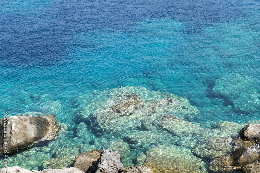 Obraz premium rocks in the turquoise ocean
