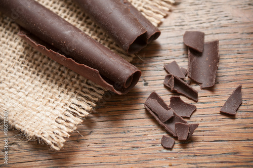 copeaux de chocolat sur table en bois