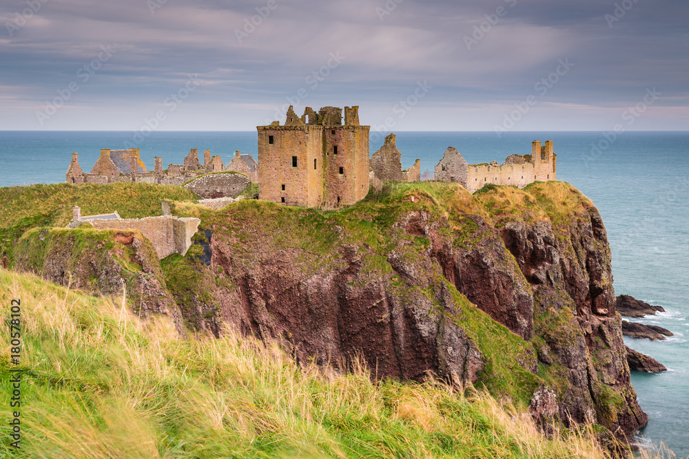 Obraz premium Ruined Dunnottar Castle / Dunnottar Castle is a ruined medieval fortress located upon a rocky headland on the north east coast of Scotland, near Stonehaven