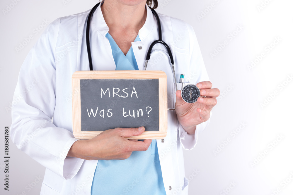Doktor mit Schild MRSA was tun Doktor mit Schild MRSA was tun