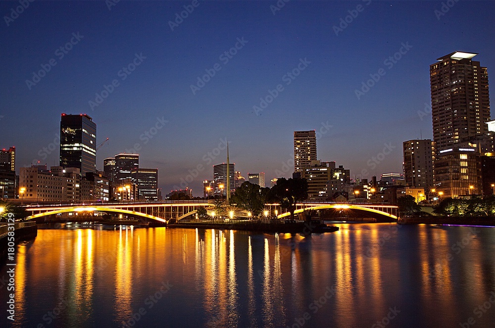 Fototapeta premium ブルーアワーの中之島