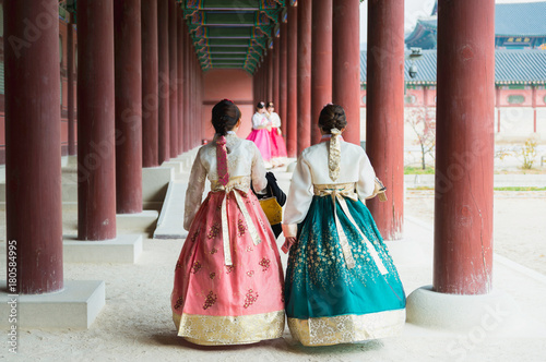 Korean Girls dressed Hanbok in traditional dress walking in Gyeongbokgung Palace, Seoul, South Korea © ake1150