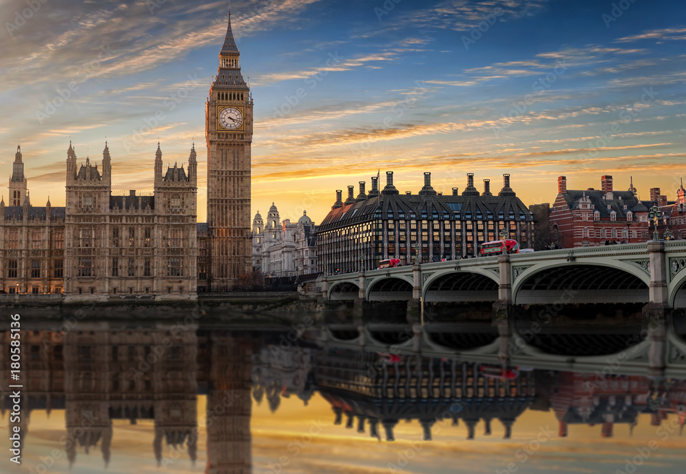 Sonnenuntergang hinter dem Big Ben und der Westminster Brücke in London

